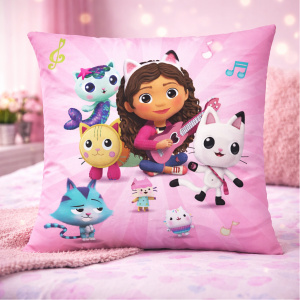Pernă decorativa imprimata Gabby's Dollhouse Melodies-licentiata 40×40 cm