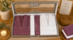 Set cadou premium halate și prosoape din bumbac 100% – 2 halate unisex + 4 prosoape, cutie elegantă cu mâner-SHB-28